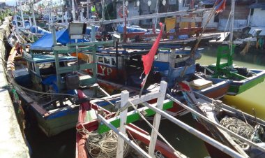 MUARA KIJARILA RIWAYATMU KINI. Sempit, Kapal Motor berhimpit saling jepit