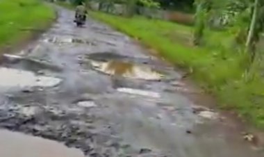Warga Keluhkan Jalan Cimanuk - Banjar Rusak Parah