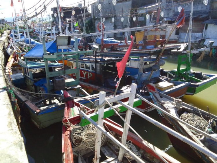 MUARA KIJARILA RIWAYATMU KINI. Sempit, Kapal Motor berhimpit saling jepit