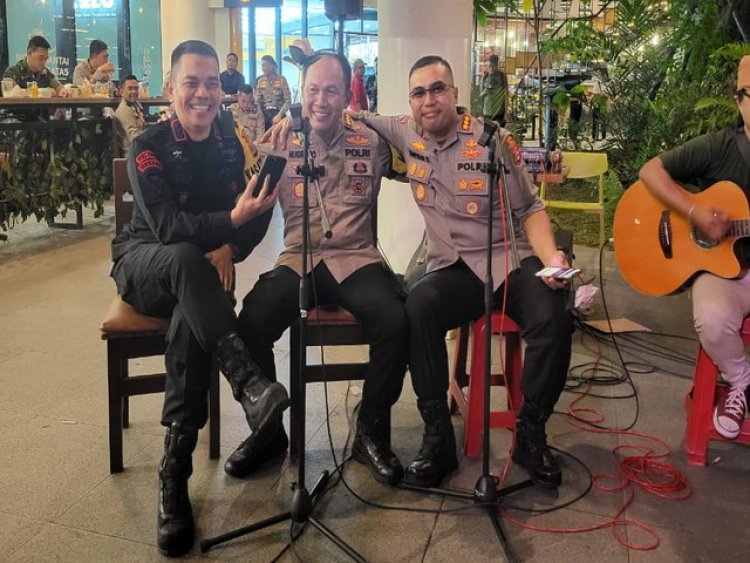 Kapolda Banten Beserta PJU, Disela Sela Pengamanan Berikan Hiburan Kepada Para Pemudik