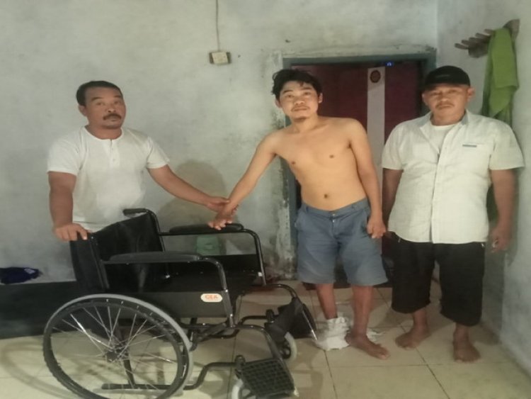 Dipenghujung Ramadhan 1444 Hijriah, Kepala Desa Cemplang Berikan Bantuan Kursi Roda Untuk Warganya Yang Sakit