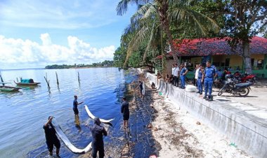 Bakamla RI Beserta Tim Gabungan Atasi Tumpahan Minyak di Pantai Melayu Batam