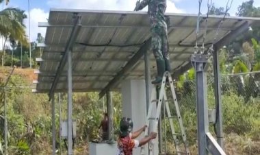 Optimalkan Jaringan Signal, Satgas Yonif 143/TWEJ Ajak Masyarakat Bersihkan Tower BTS di Pedalaman Papua
