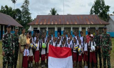 Satgas Yonif 143/TWEJ Salurkan Bantuan Dari Mabes TNI Bagi Siswa SD di Papua