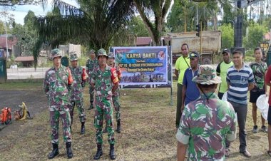 Peduli Kebersihan Lingkungan, Babinsa Koramil 1710-03/Kuala Kencana Bersama Warga Laksanakan Kerja Bakti Badan Jalan