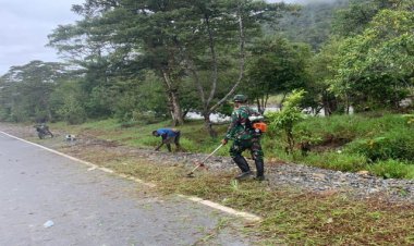 Satgas Yonif Raider 200/BN Bersama Warga Gotong Royong Bersihkan Lingkungan