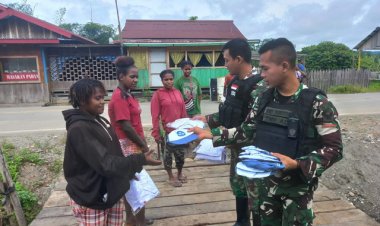Pulang Sekolah, Anak Kampung Muara Nawa Mendapat Hadiah Dari Satgas Yonif Raider 200/BN