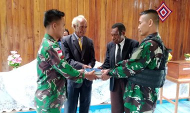 Untuk Meningkatkan Keimanan, Satgas Yonif Raider 200/BN Berikan Bantuan Alkitab Setelah Ibadah