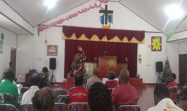 Perkokoh Kemanunggalan, Danramil 1710-04/Tembagapura Gelar Komsos Usai Ibadah Gereja