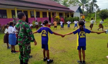 Tumbuhkan Semangat Kebersamaan Sejak Dini, Babinsa Koramil 1710-07/Mapurujaya Laksanakan Binwanwil di SD YPPK