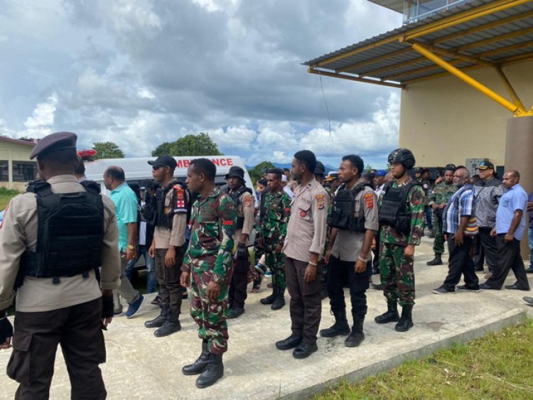 Gerak Cepat Satgas Yonif R 200/BN Bantu Pemakaman Wakil Bupati Yalimo