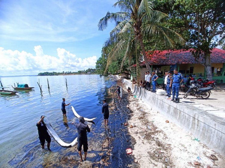 Bakamla RI Beserta Tim Gabungan Atasi Tumpahan Minyak di Pantai Melayu Batam