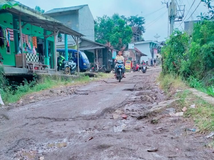Merasa Ditirikan, Jalan Kadubungbang - Cimanuk Rusak Parah