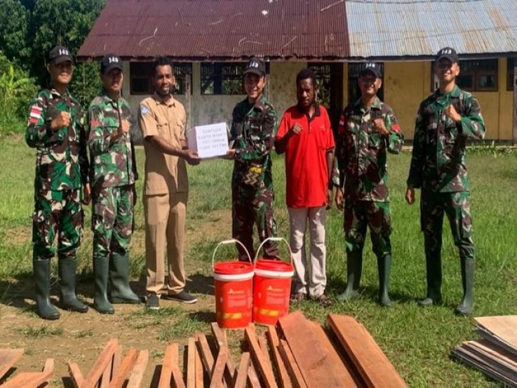 Kondisi Memprihatinkan, Satgas Yonif 143/TWEJ Renovasi Sekolah Dasar di Tapal Batas RI-PNG