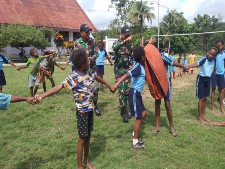 Satgas Yonif 143/TWEJ Jadikan Sekolah Tempat Menyenangkan Siswa