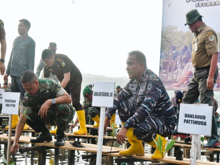 Peduli Pelestarian Biota Laut Danlantamal IX Sukseskan "Mangrove For Better Life" Yang Dipimpin Presiden Jokowi