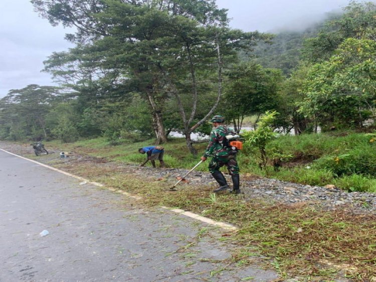 Satgas Yonif Raider 200/BN Bersama Warga Gotong Royong Bersihkan Lingkungan
