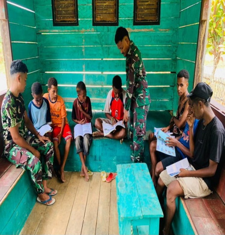 Taman Baca Satgas Yonif 143/TWEJ Disambut Gembira Masyarakat Papua