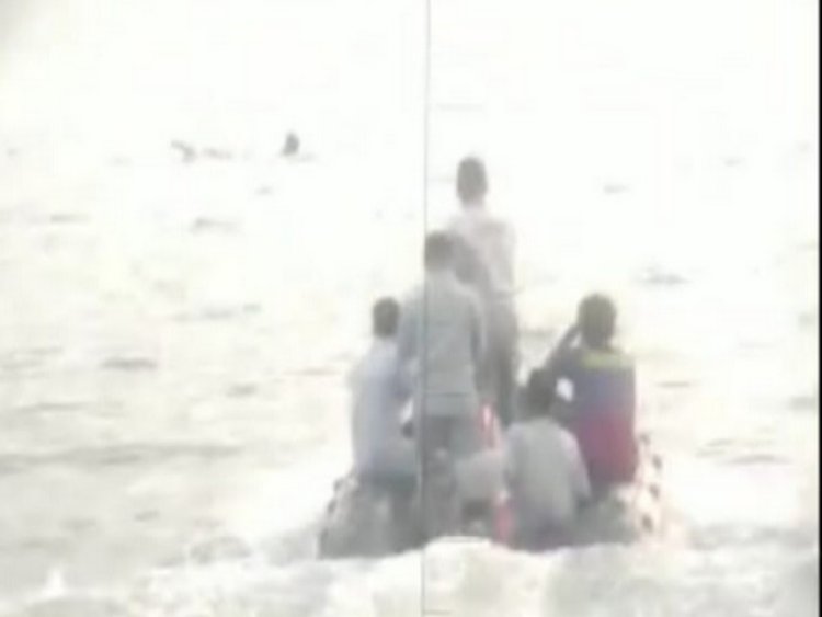 Bakamla RI Evakuasi Korban Kecelakaan Perahu Alami Kebocoran di Perairan Teluk Kendari