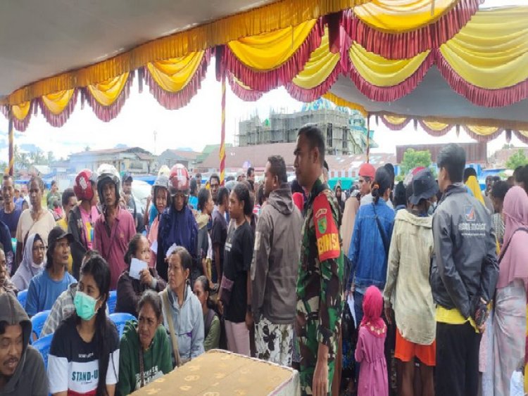 Pastikan Tepat Sasaran, Babinsa Timika Dampingi Penyaluran Bansos