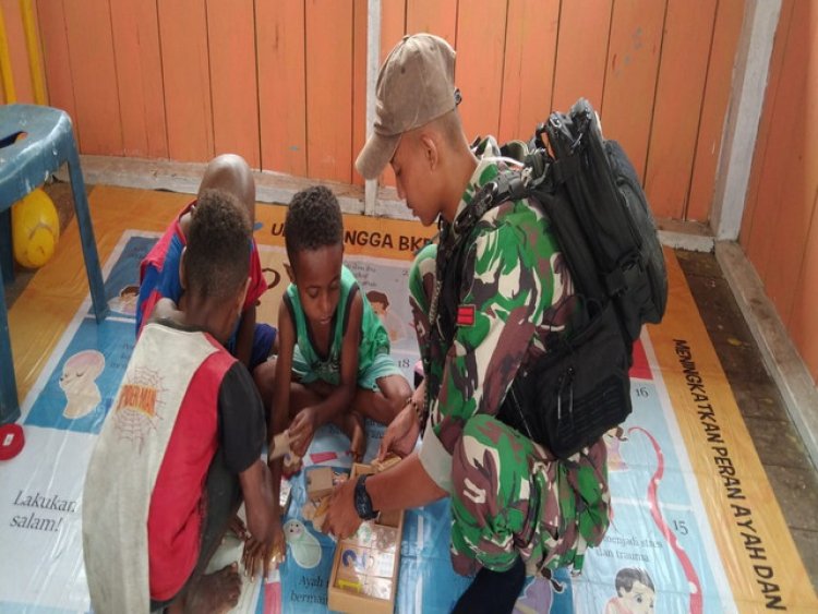 Satgas Yonif Raider 200/BN Bantu Mengajar Siswa PAUD Muara Nawa