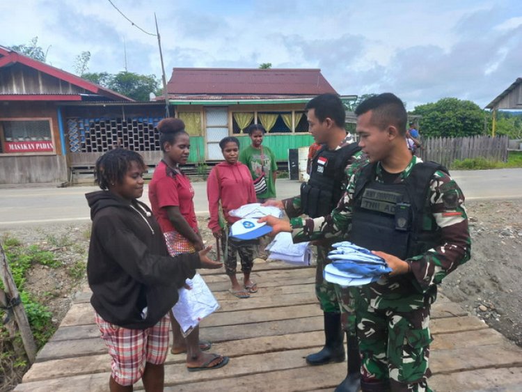 Pulang Sekolah, Anak Kampung Muara Nawa Mendapat Hadiah Dari Satgas Yonif Raider 200/BN