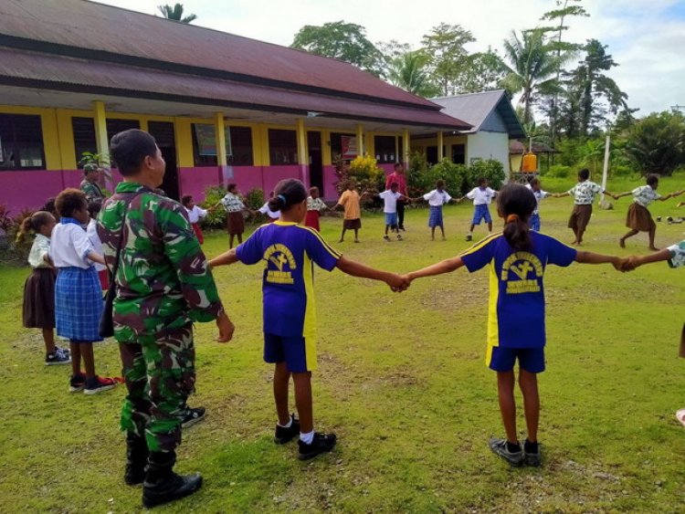 Tumbuhkan Semangat Kebersamaan Sejak Dini, Babinsa Koramil 1710-07/Mapurujaya Laksanakan Binwanwil di SD YPPK