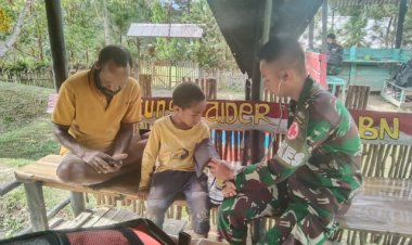 Satgas Yonif Raider 200/BN Bantu Pengobatan Masyarakat Yang Sakit