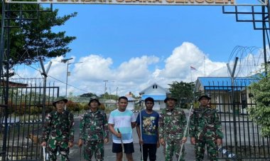 Bersama Masyarakat, Satgas Yonif 143/TWEJ Lakukan Gotong Royong di Perbatasan
