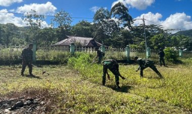 Kegiatan Bersih-Bersih Lingkungan Kampung Oleh Prajurit Pos Benawa