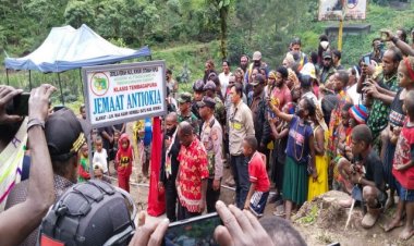 Agar Berjalan Dengan Lancar dan Aman, Anggota Koramil 1710-04/Tembagapura Dipimpin Danramil Hadiri dan Amankan Jalannya Acara Adat Bakar Batu
