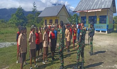 Prajurit Satgas Yonif Raider 200/BN Latihkan Baris Berbaris di SMP Yakpesmi Yalimo