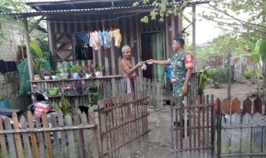 Babinsa Koramil Timika  Bagikan Daging Kurban Kepada Masyarakat