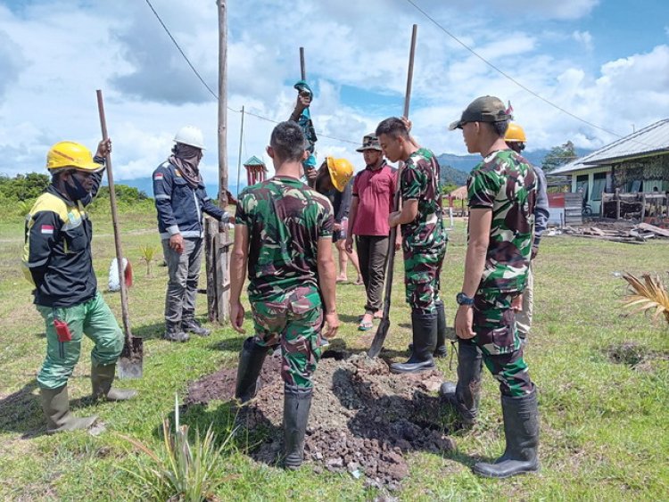 Satgas Yonif Raider 200/BN Bantu Pemasangan Tiang Listrik