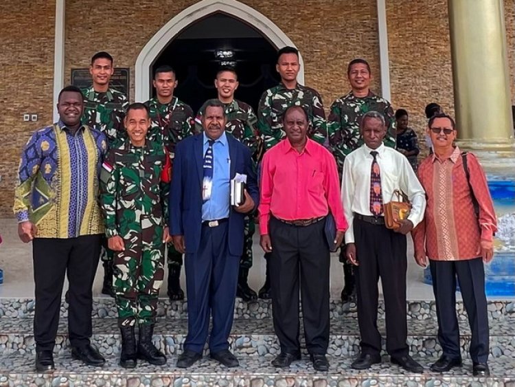 Satgas Yonif Raider 200/BN Bagikan Alkitab di Gereja Injil Indonesia Kobagma