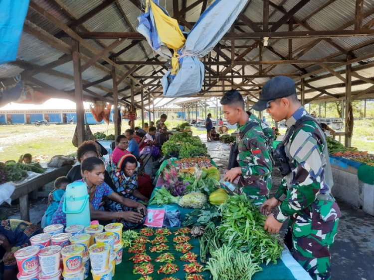 Satgas Yonif Raider 200/BN Bantu Mama-Mama Dengan Borong Habis Hasil Kebun