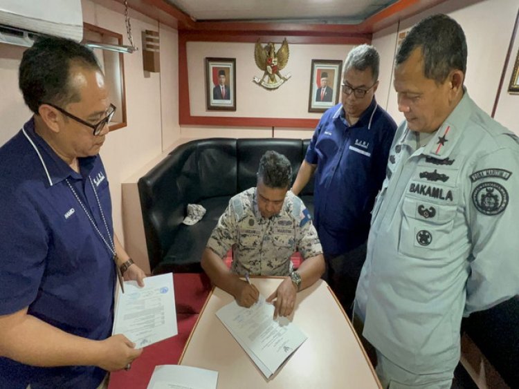 Bakamla RI Jemput Dua Nelayan Indonesia Yang Terdampar di  Malaysia