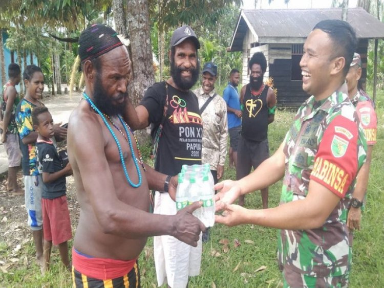 Pererat Tali Silaturahmi, Babinsa Koramil 1710-02/Timika Gelar Komsos Bersama Tokoh Masyarakat di Wilayah Binaan