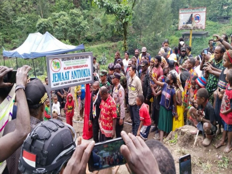Agar Berjalan Dengan Lancar dan Aman, Anggota Koramil 1710-04/Tembagapura Dipimpin Danramil Hadiri dan Amankan Jalannya Acara Adat Bakar Batu