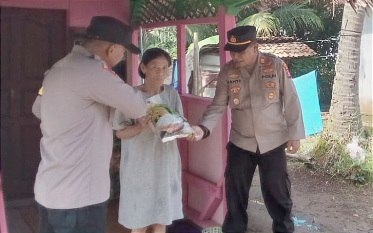 Kapolsek Pagelaran Bagikan Bantuan Beras dan Santunan Kepada Puluhan Warga Desa Pagelaran Menyambut HUT Bhayangkara Ke 77