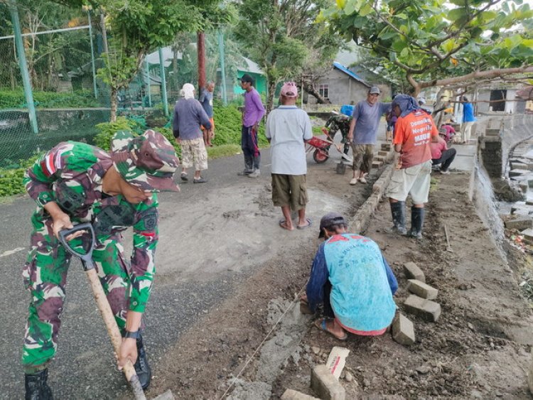 Bentuk Kepedulian, Satgas Yonarmed 1 Kostrad Bangun Talud Jalan Sepanjang Pesisir Pantai