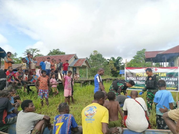 Satgas Yonif Raider 200/BN Berikan Pelayanan Kesehatan Keliling