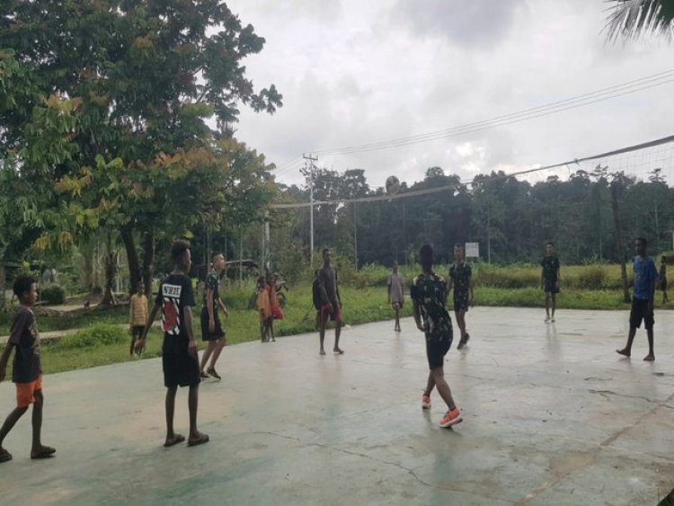 Eratkan Komunikasi dan Tingkatkan Kebugaran, Satgas Yonif 143/TWEJ Gelar Olahraga di Perbatasan