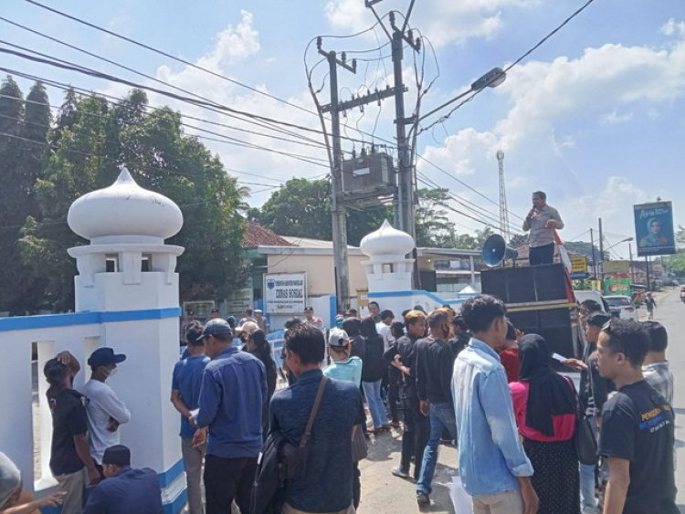 Dinsos Serta Kejari Pandeglang Didemo Oleh Ormas dan Mahasiswa