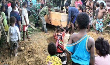 Satgas Yonif 143/TWEJ Bantu Warga Berduka Di Perbatasan Papua