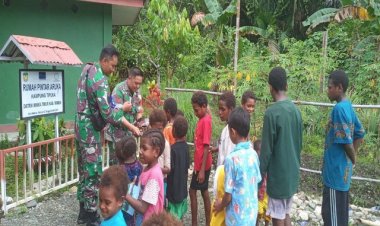 Motivasi Semangat Belajar, Babinsa Koramil 1710-07/Mapurujaya Bagikan Buku Tulis Gratis Kepada Anak-Anak 