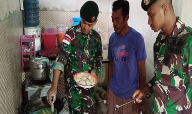 Kreatif Tingkatkan Perekonomian, Satgas Yonarmed 1 Kostrad Ajarkan Buat Makanan Olahan
