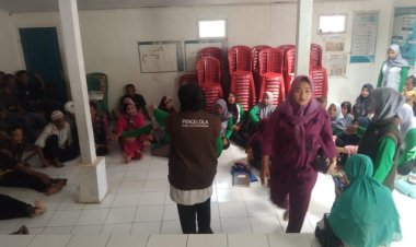 PLT Camat Beserta Sekmat Labuan Hadirin Pembagian Insentif Desa Banyumekar Labuan