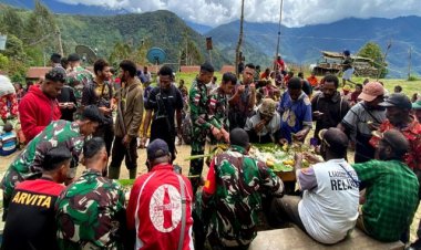 Bakar Batu, Solidkan Satgas Yonif 143/TWEJ Dan Masyarakat Papua