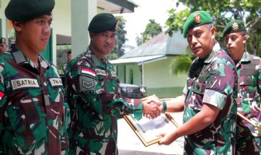 Berhasil Amankan Senapan Serbu, Satgas Yonarmed 1 Kostrad Kembali Raih Penghargaan dari Pangdam XVI/Pattimura